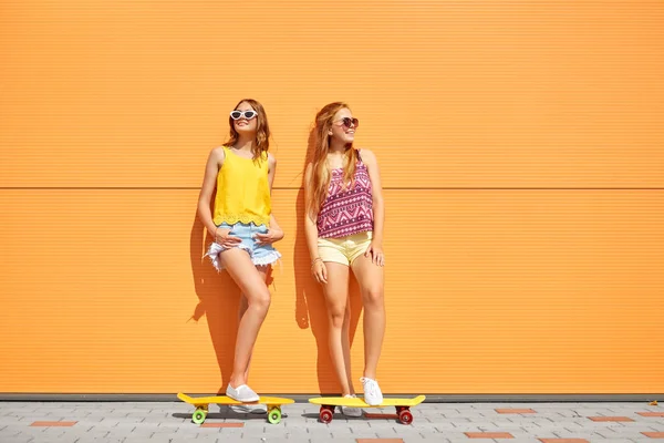 Tienermeisjes met korte skateboards buitenshuis — Stockfoto