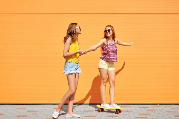 Tienermeisjes rijden skateboard stad straat — Stockfoto