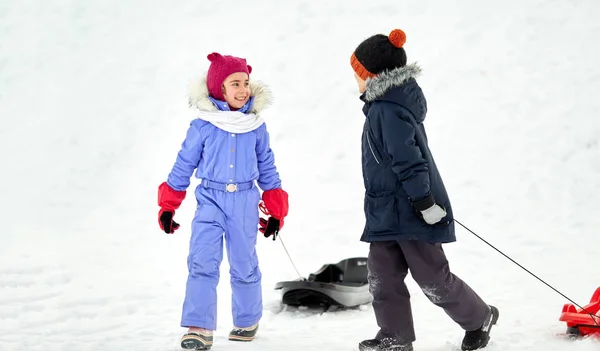 冬天快乐的小雪橇小孩 — 图库照片