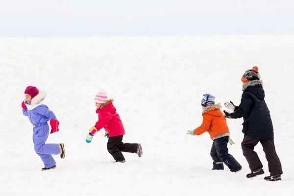 Crianças pequenas felizes jogando ao ar livre no inverno — Fotografia de Stock