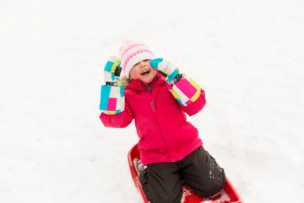 Heureuse petite fille sur traîneau en plein air en hiver — Photo