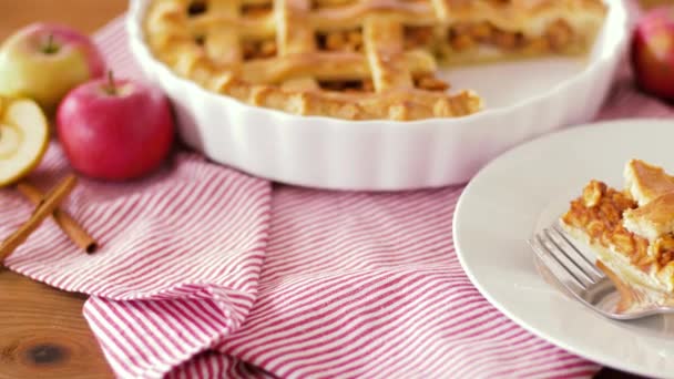 Primer plano de pastel de manzana y tenedor en el plato — Vídeo de stock