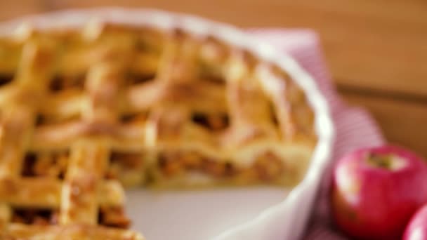 Крупним планом яблучний пиріг з морозивом на тарілці — стокове відео