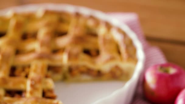 Gros plan de tarte aux pommes avec crème glacée sur l'assiette — Video