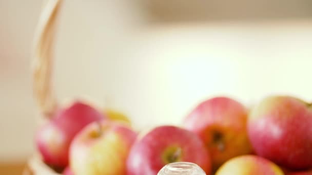 Manzanas en cesta y jarra de jugo en la mesa — Vídeos de Stock