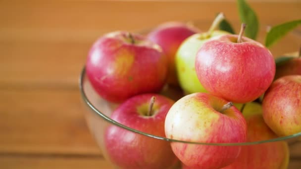 Reife Äpfel in Glasschale auf Holztisch — Stockvideo