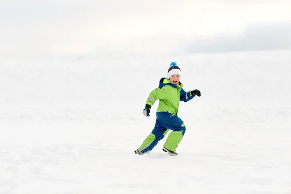 Szczęśliwy chłopiec zabawy na świeżym powietrzu zimą — Zdjęcie stockowe