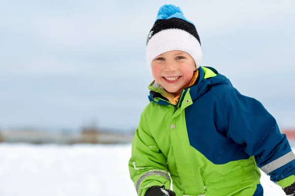 Menino feliz em roupas de inverno ao ar livre — Fotografia de Stock