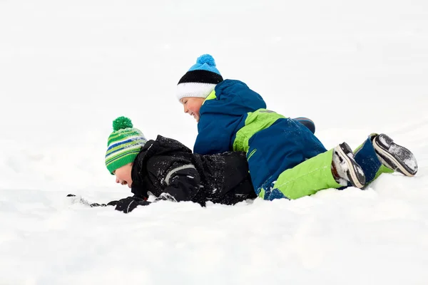 Happy little boys playing outdoors in winter — Stock Photo, Image