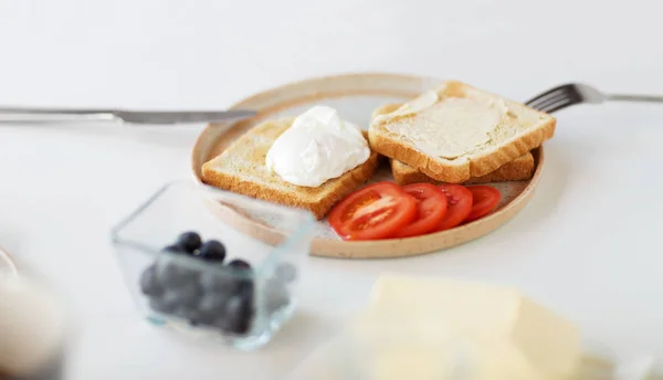 Pane tostato con uova e verdure in camicia sul piatto — Foto Stock