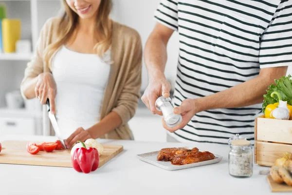 Pár vaření potravin dohromady doma — Stock fotografie