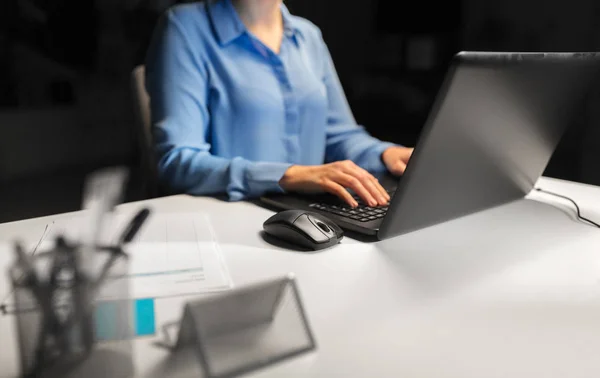 Close up of female hands with laptop and mouse — Stock Photo, Image