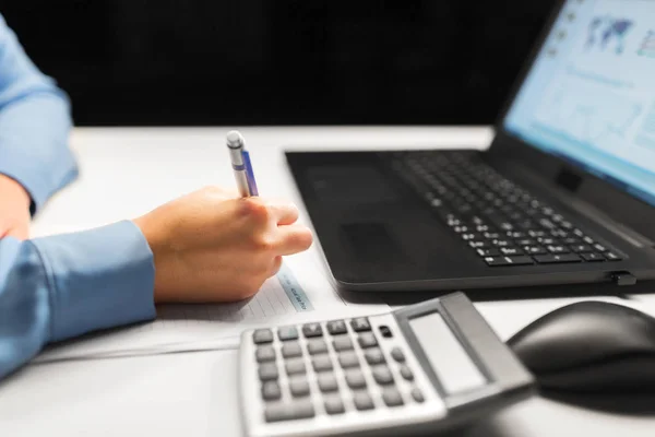 Femme d'affaires avec des papiers travaillant au bureau de nuit — Photo