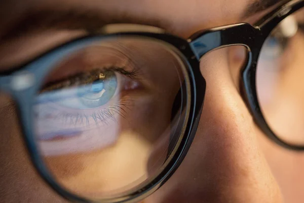 Close up de mulher em óculos olhando para a tela — Fotografia de Stock
