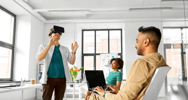 Розробники з гарнітурою віртуальної реальності в офісі — стокове фото
