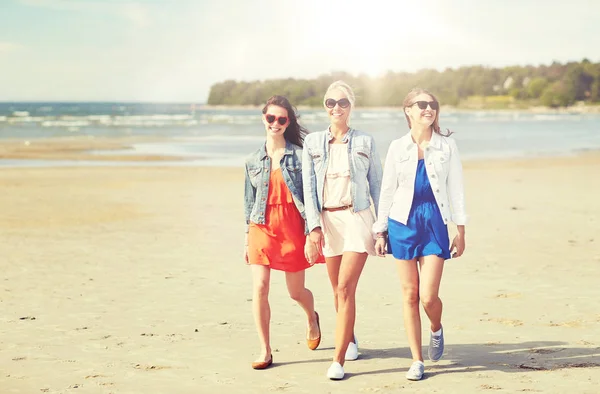 Groep glimlachend jonge vriendinnen op strand — Stockfoto