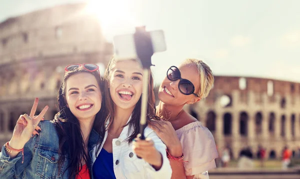 Skupina s úsměvem žen užívajících selfie v Římě — Stock fotografie