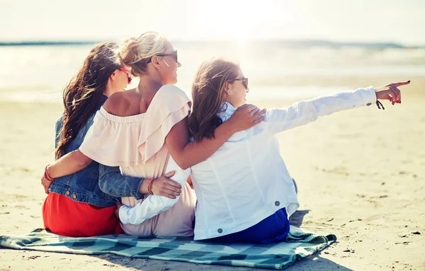 Grupo de mulheres sorridentes em óculos de sol na praia — Fotografia de Stock