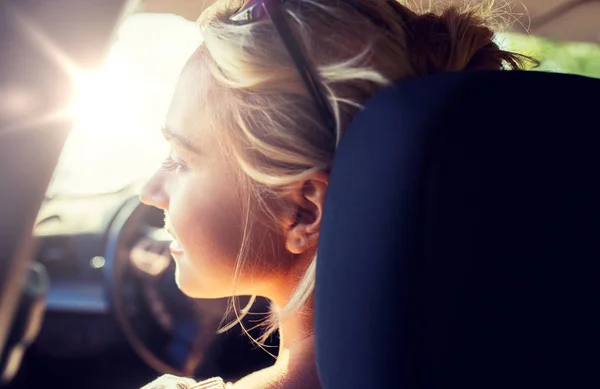 Menina adolescente feliz ou jovem no carro — Fotografia de Stock