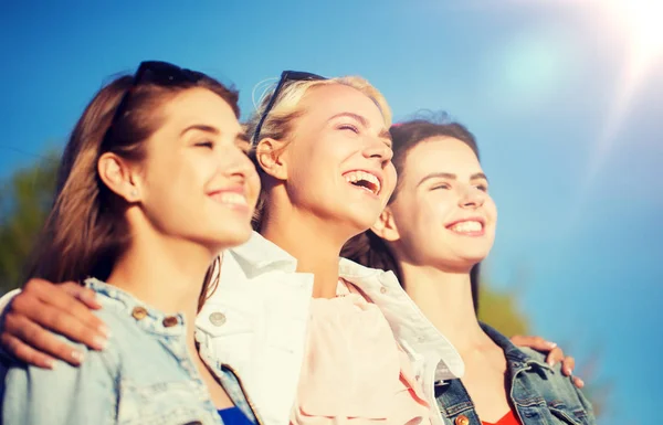 Mujeres felices o adolescentes abrazándose al aire libre — Foto de Stock