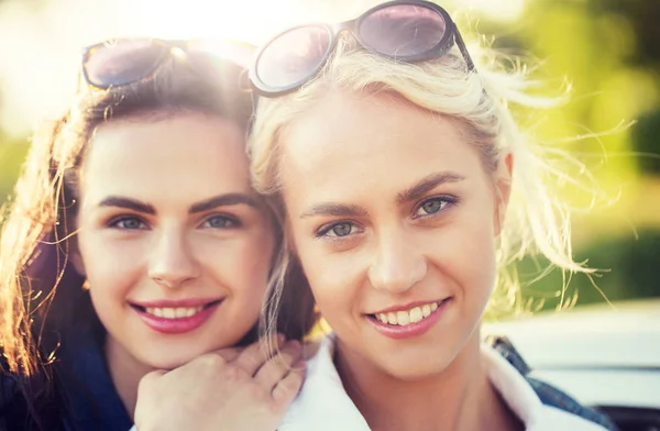 Mujeres jóvenes felices o adolescentes al aire libre —  Fotos de Stock