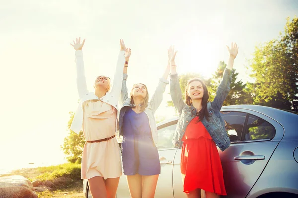 Happy dospívající dívky nebo ženy poblíž auto u moře — Stock fotografie