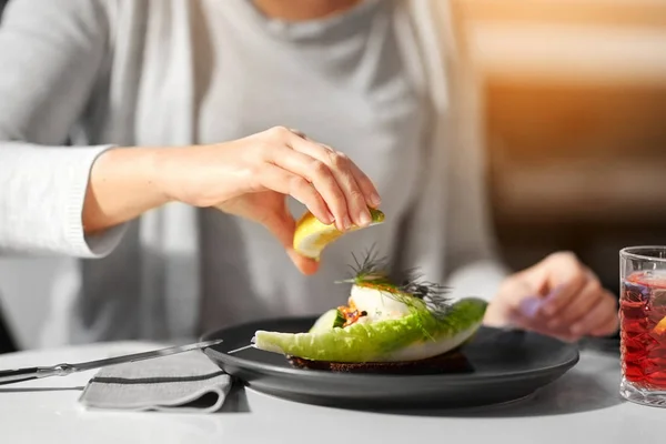 女人吃鱼子酱沙拉在咖啡馆或餐厅 — 图库照片