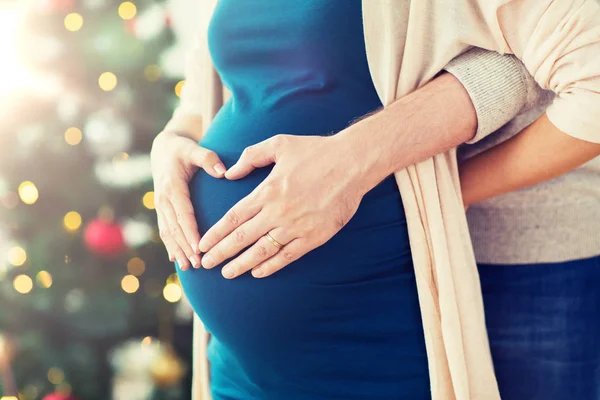 Primer plano del hombre y la mujer embarazada en Navidad — Foto de Stock