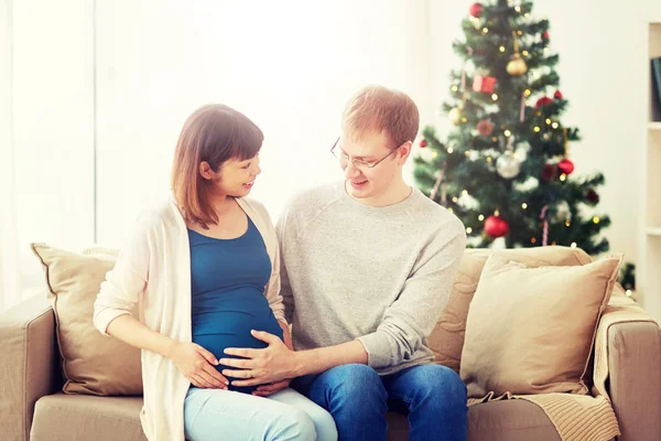 Moglie incinta con marito a casa a Natale — Foto Stock