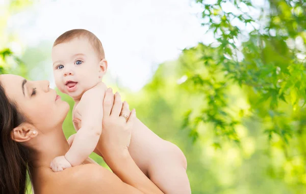 Anne ile bebek yeşil doğal arka plan üzerinde — Stok fotoğraf