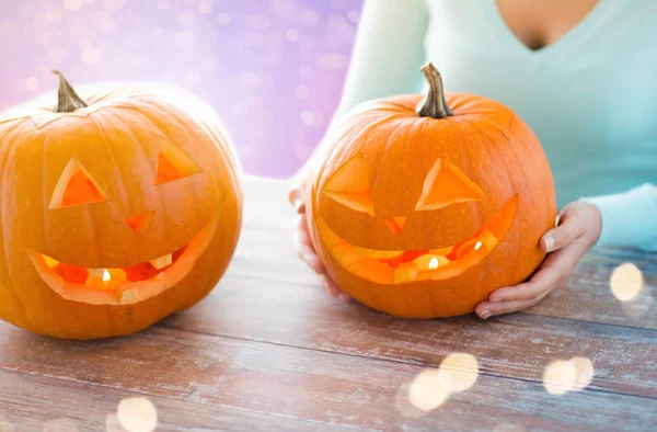 Nahaufnahme einer Frau mit Halloween-Kürbissen — Stockfoto