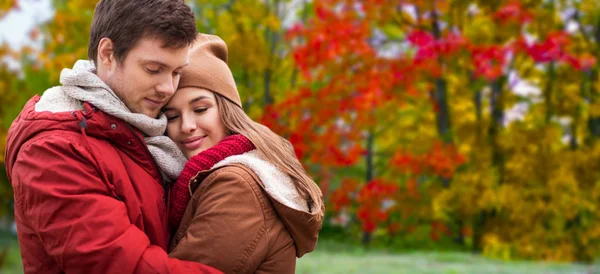 Feliz casal adolescente abraçando no parque de outono — Fotografia de Stock