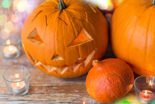 Jack-o-Laterne oder geschnitzter Halloween-Kürbis — Stockfoto