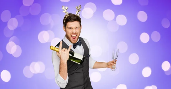 Homme avec bouteille de champagne à la fête de Noël — Photo