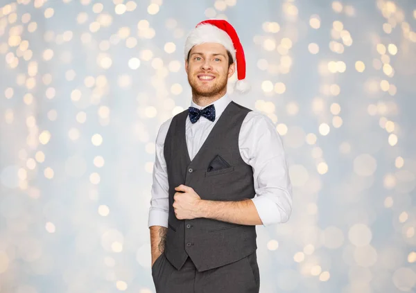 Szczęśliwy człowiek w santa hat i garnitur na Boże Narodzenie — Zdjęcie stockowe