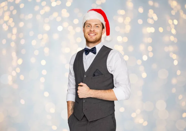 Hombre feliz en sombrero de santa y traje en Navidad —  Fotos de Stock