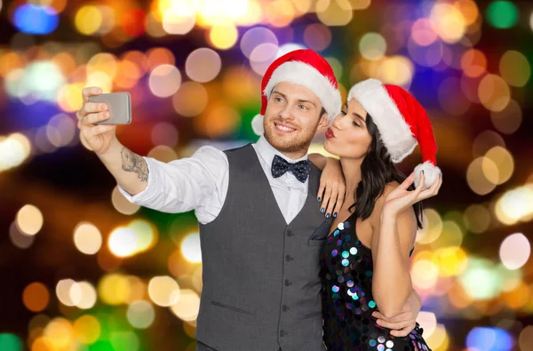 Paar in santa hoeden selfie te nemen met Kerstmis — Stockfoto