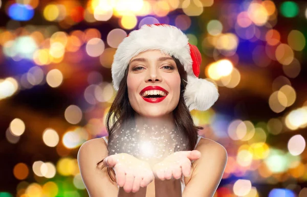 Femme avec rouge à lèvres dans le chapeau de Père Noël à Noël — Photo
