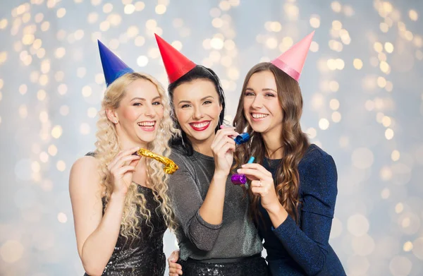 Donne felici con cappelli da festa che abbracciano — Foto Stock