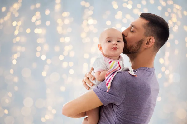 Padre besando poco bebé hija — Foto de Stock