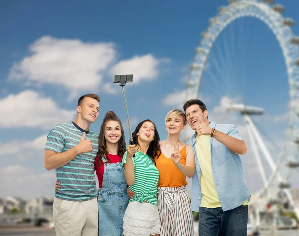 Amigos tomando selfie sobre la rueda del ferry en Londres —  Fotos de Stock