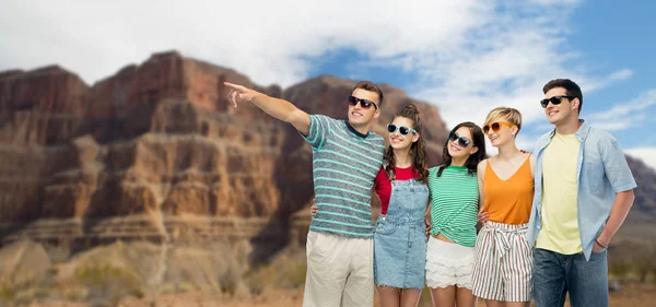 Amigos em óculos de sol sobre grande canyon — Fotografia de Stock