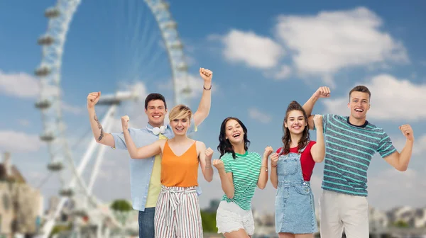 Happy vrienden maken vuist pomp over veerboot wiel — Stockfoto