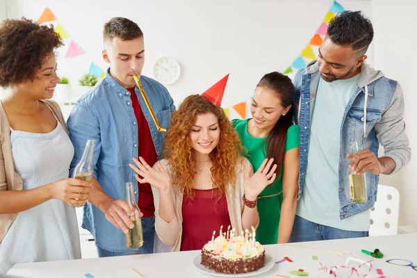 Compañeros de trabajo felices con pastel en la fiesta de cumpleaños de la oficina — Foto de Stock