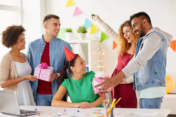 Equipe cumprimentando colega na festa de aniversário do escritório — Fotografia de Stock