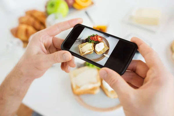 Ręce z smartfonów fotografowania żywności — Zdjęcie stockowe