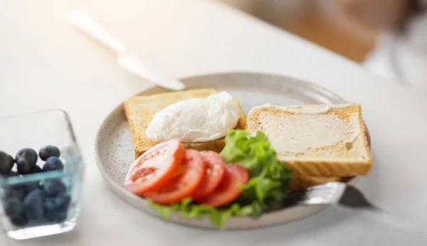 ポーチドエッグと皿の上の野菜トースト — ストック写真