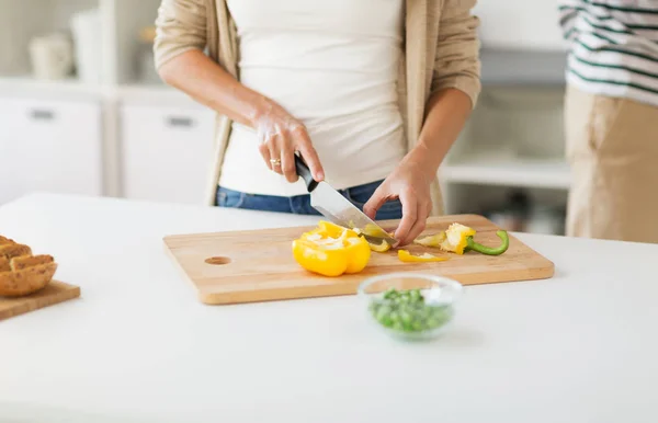 Närbild på kvinna hugga grönsaker hemma — Stockfoto