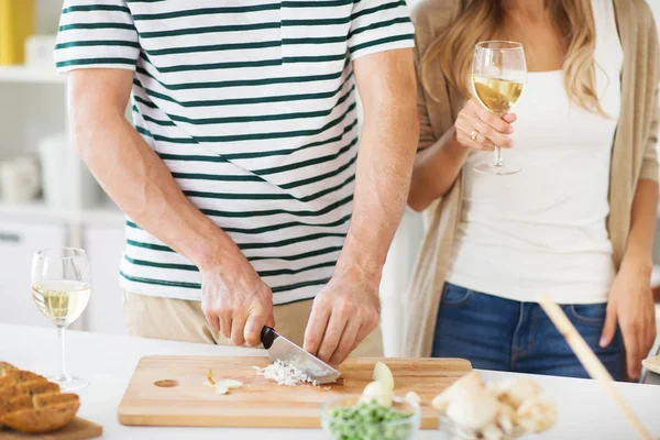 Coppia cucinare cibo e bere vino a casa — Foto Stock