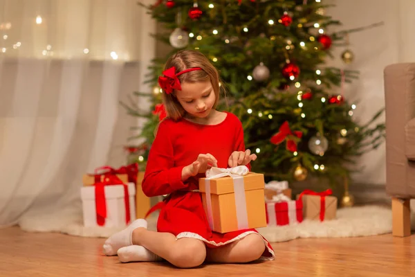 Дівчина з різдвяним подарунком вдома — стокове фото